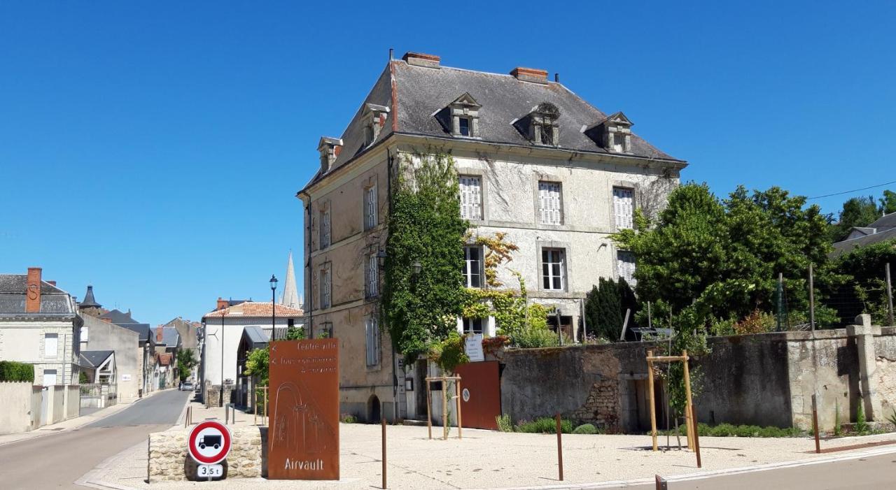Le Voltaire Bed & Breakfast Airvault Bagian luar foto