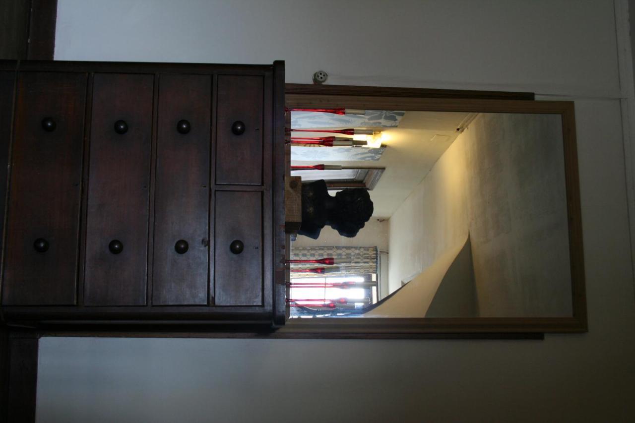 Le Voltaire Bed & Breakfast Airvault Bagian luar foto