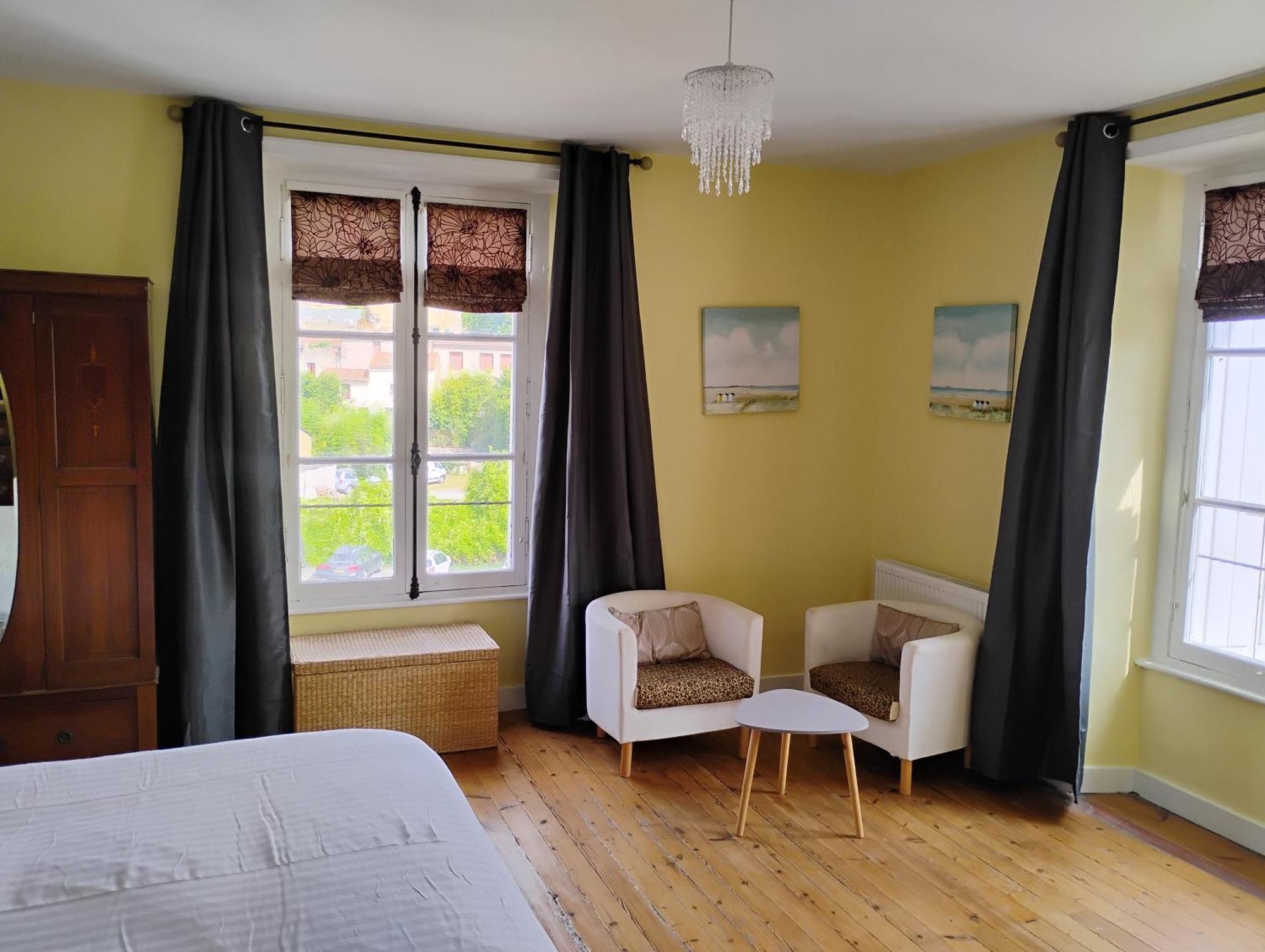Le Voltaire Bed & Breakfast Airvault Bagian luar foto