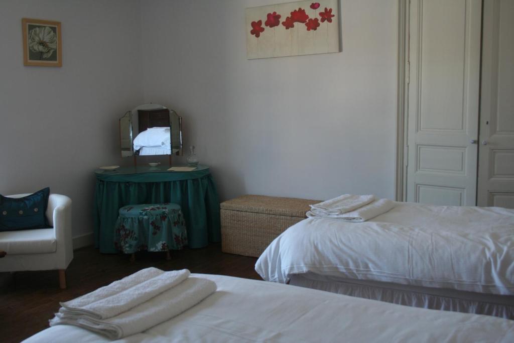 Le Voltaire Bed & Breakfast Airvault Ruang foto