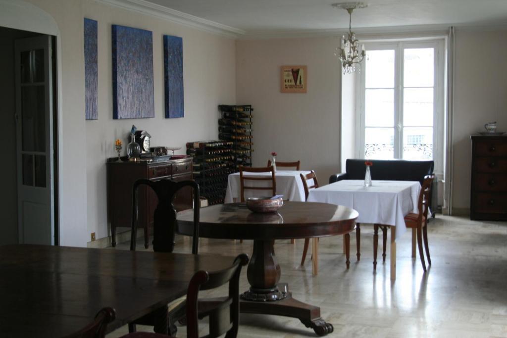Le Voltaire Bed & Breakfast Airvault Bagian luar foto
