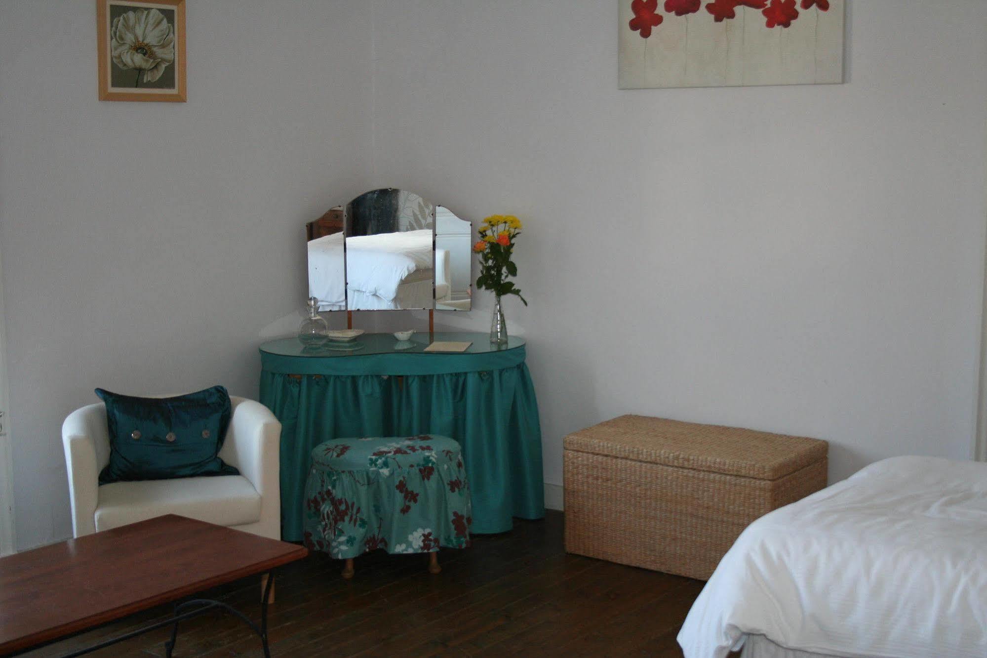 Le Voltaire Bed & Breakfast Airvault Bagian luar foto