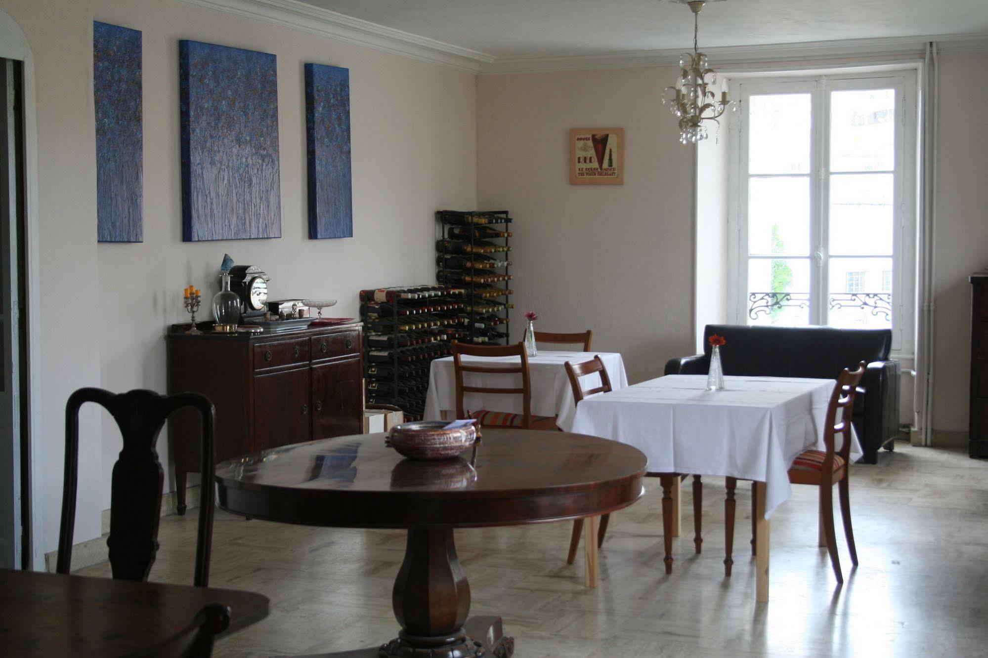Le Voltaire Bed & Breakfast Airvault Bagian luar foto